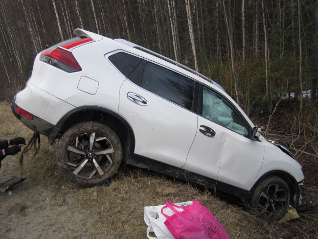 На 263 км автодороги Сыктыквар - Ухта водитель X-Trail не справилась с управлением